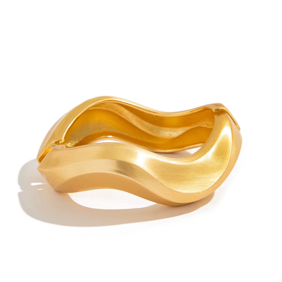 B A I L E Y Brushed Wave Bangle